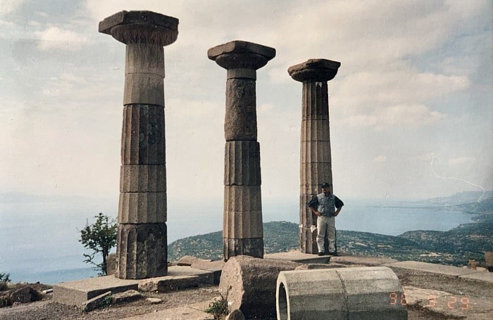 Prof. Dr. Ümit Serdaroğlu Assos Athena Tapınağı'nda diktiği sütunların önünde (yıl 1996).