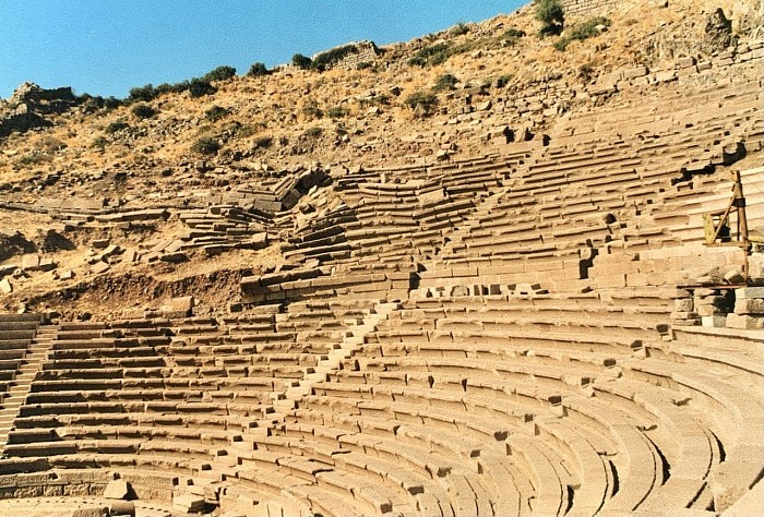 Assos Tiyatrosu, Assos Theatre. Olasılıkla deprem nedeniyle meydana gelen zemin bozulmalarını yukarıdaki basamaklarda görmek mümkün.