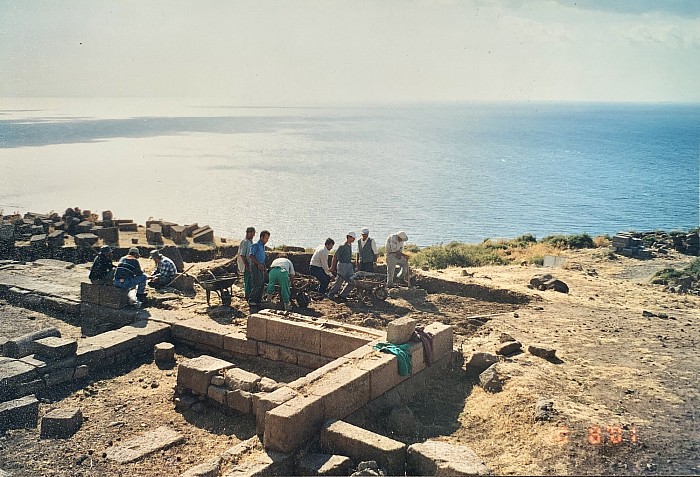 Assos tiyatrosunda, sahne binasının arkasında gerçekleştirilen kazıdan bir görüntü (Yıl: 2001).