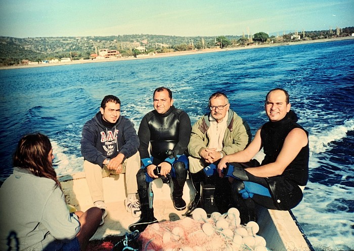 Çanakkale Sivrice koyundaki balık çiftliğinin deniz kirliliğine neden olmasını engellemek için kendi yetki ve sorumluluk sınırları dışında olsa da harekete geçen Prof.Dr. Ümit Serdaroğlu ve dalış ekibinin deniz altı taraması yaptığı sırada çekilmiş bir fotoğraf (Yıl: 2002). Yapılan dalışlarda Roma dönemine ait amfora kalıntıları bulunmuş ve yazılan rapor neticesinde balık çiftliğinin orada kurulması engellenmiştir. Bugün Assos kazı evinin hemen yanıbaşında doğal ve kültürel mirasın uğradığı vandallığa seyirci kalanlara ilham olması dileği ile...